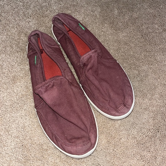 Sanuk Burgundy slip-on canvas trainers size 8.5 women’s. - Picture 1 of 3